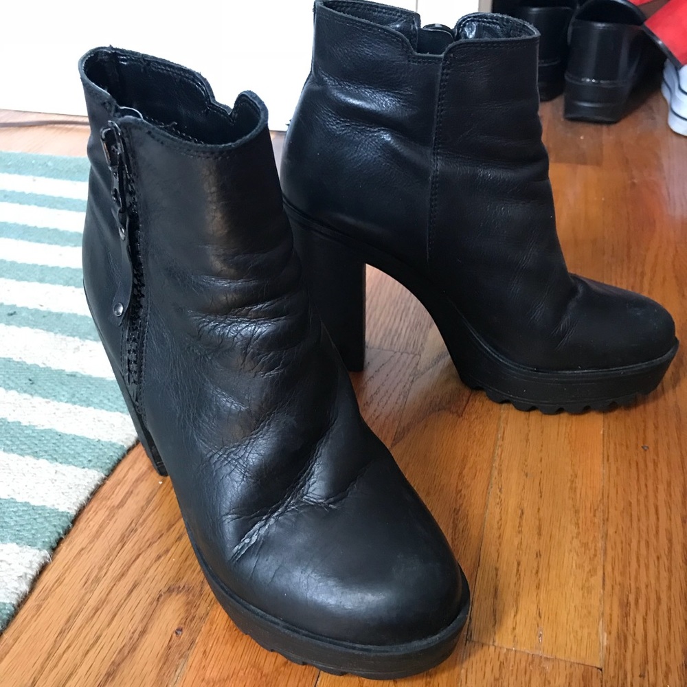 Heeled platform leather booties from Paris